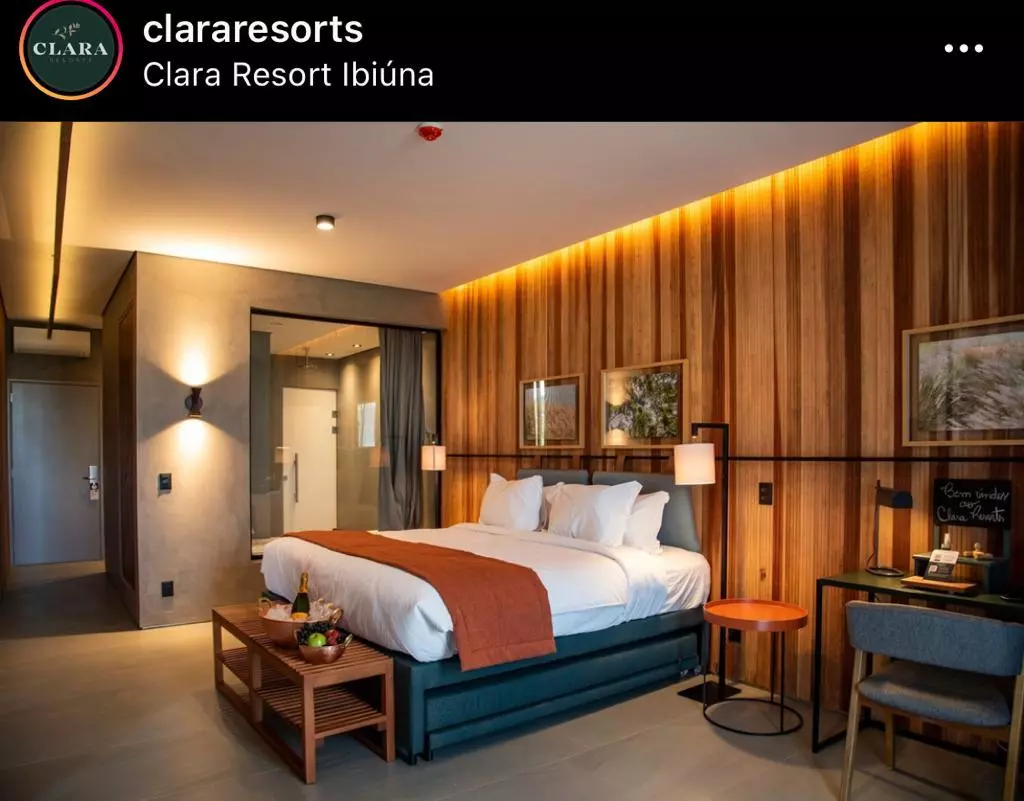 PAINÉIS DE CEDRINHO RIPADO, 2.730M2 TO TAL, DE 57 SUÍTES - CLARA RESORT IBIÚNA 1.1